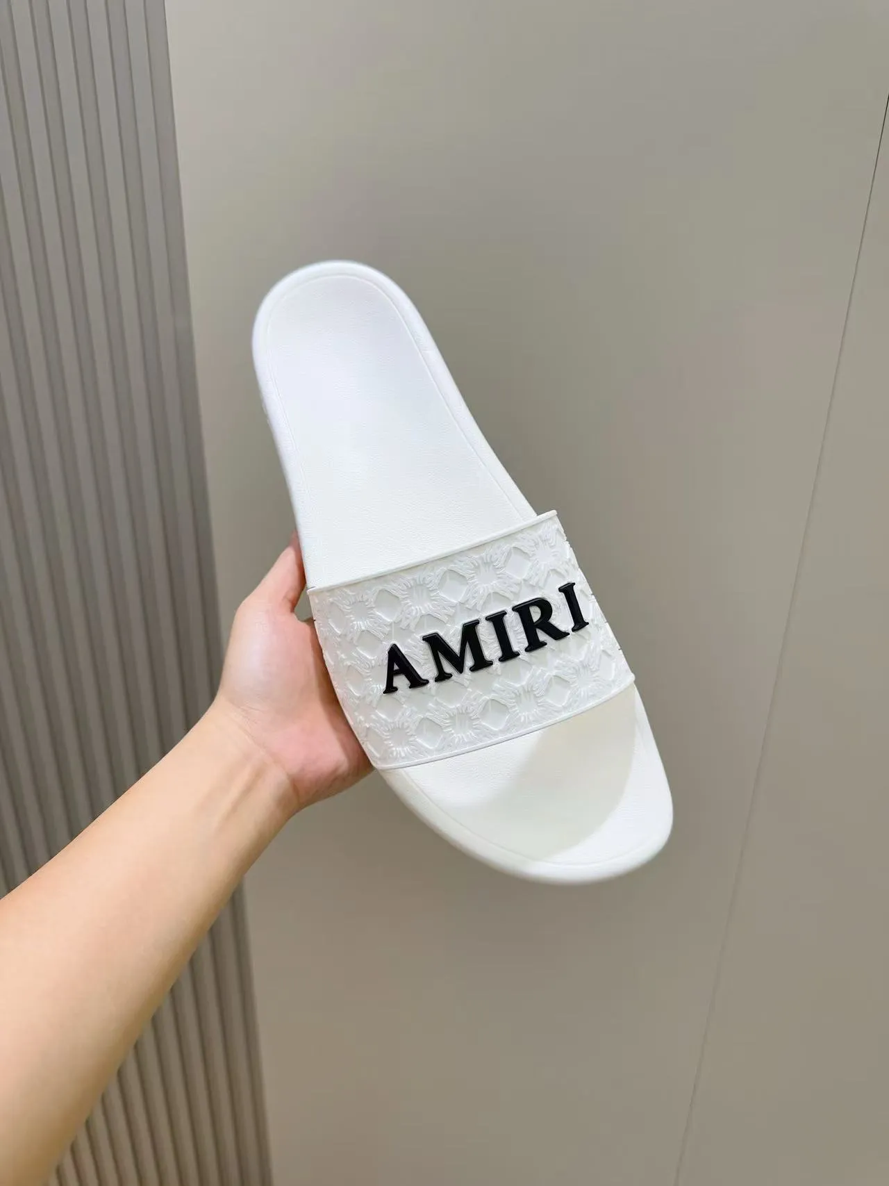 [AMIRI* Emil] P: 300💰 Size: 39-45 Official website new original 1:1 AMIRI* Emil classic men's slippers, high-end boutique, original material, TPU upper, foam bottom, fine workmanship, casual, loose and comfortable, a must-have in summer.